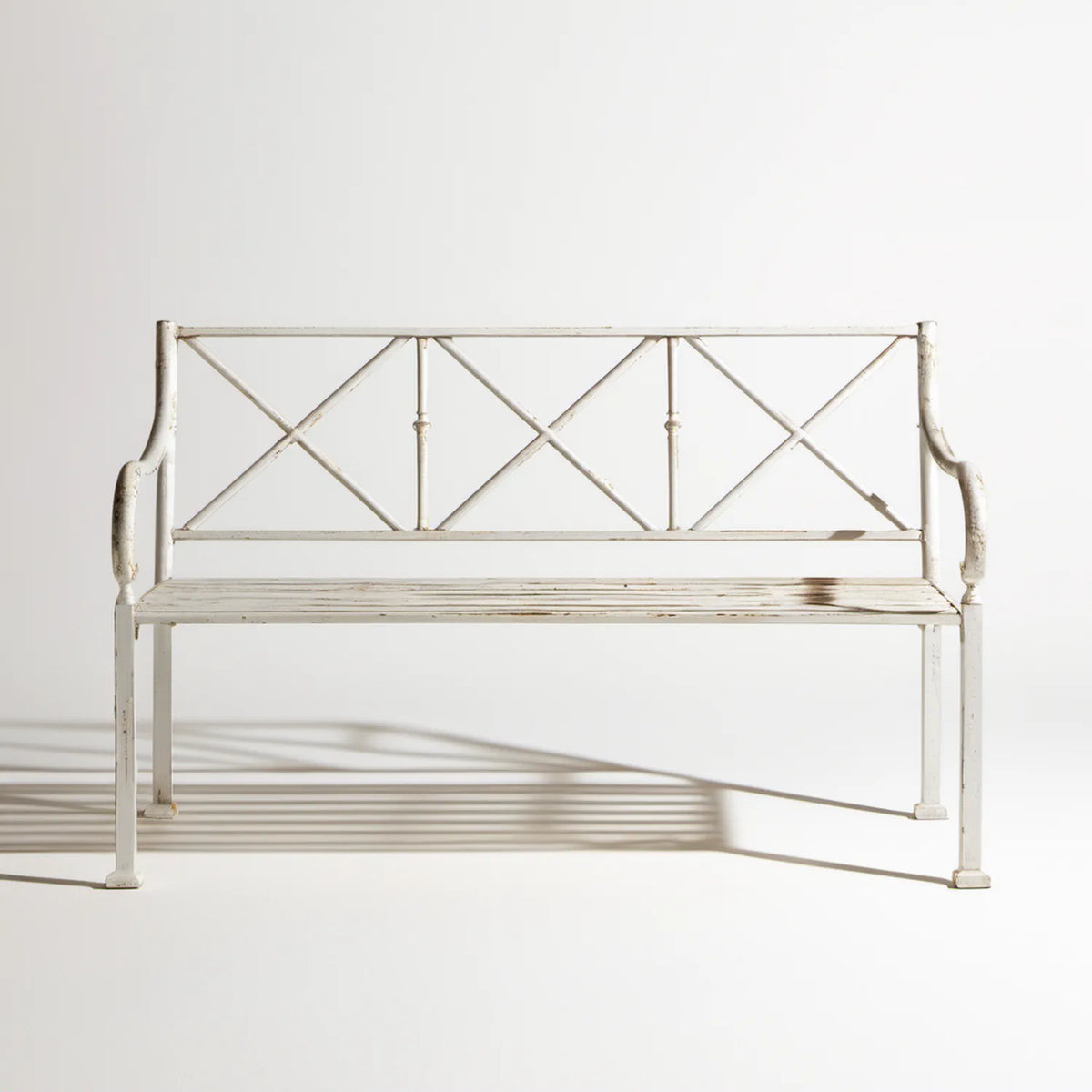 Biała stalowa ławka ogrodowa z oparciem i podłokietnikami 120 x 55 x 90 cm